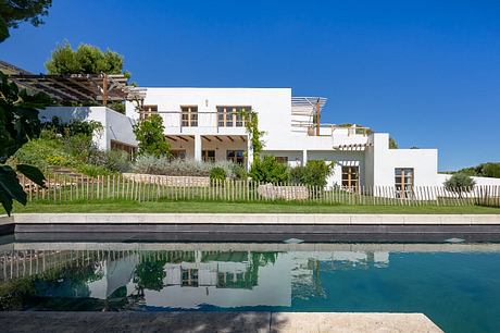 Maison NI: White Volumes and Sea Light Above Marseille’s L’Estaque - 1