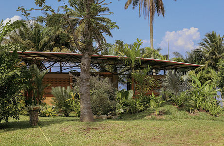 Pavilion Essoa: Double-Curved Roof Cools a Lagoon-Edge Retreat Home