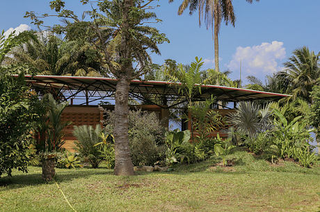 Pavilion Essoa: Double-Curved Roof Cools a Lagoon-Edge Retreat Home - 1