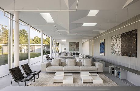 Floating Roof House Extends a 76-Meter Screen Toward Calm Gardens