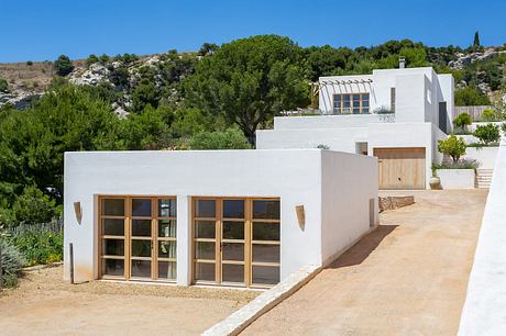 Maison NI: White Volumes and Sea Light Above Marseille’s L’Estaque - 2
