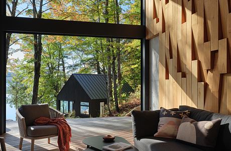 Lakeside Family Retreat Reorients Family Life Toward Lake and Forest
