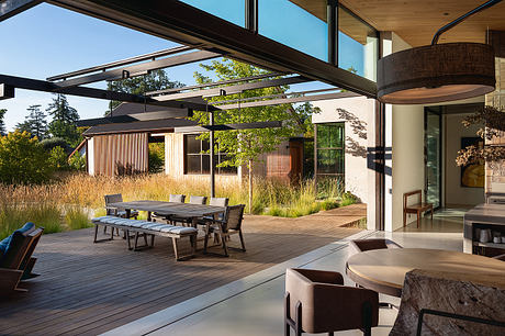 Wood, Water and Stone: Reclaimed Timber Grounds a Courtyard Retreat - 3