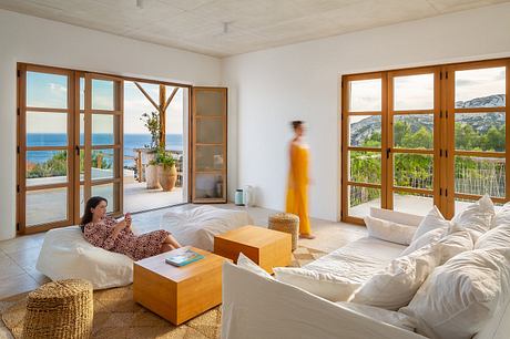 Maison NI: White Volumes and Sea Light Above Marseille’s L’Estaque - 3