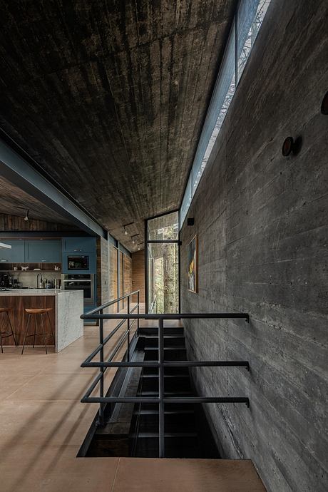 Casa Oruç: A Dramatic Descent From Pines to a Floating Forest Home - 4