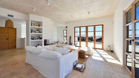 Maison NI: White Volumes and Sea Light Above Marseille’s L’Estaque - 4
