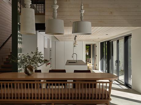 Lakeside Family Retreat Reorients Family Life Toward Lake and Forest - 4