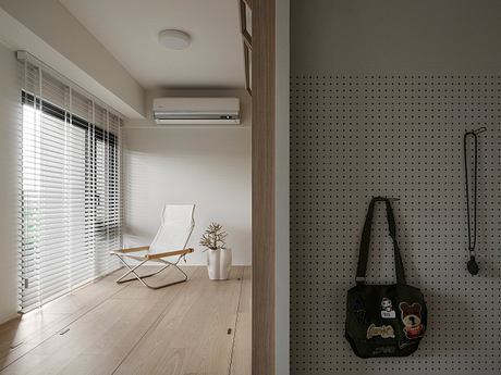 House within a House Layers Island Rooms into Fluid Daily Flow - 7