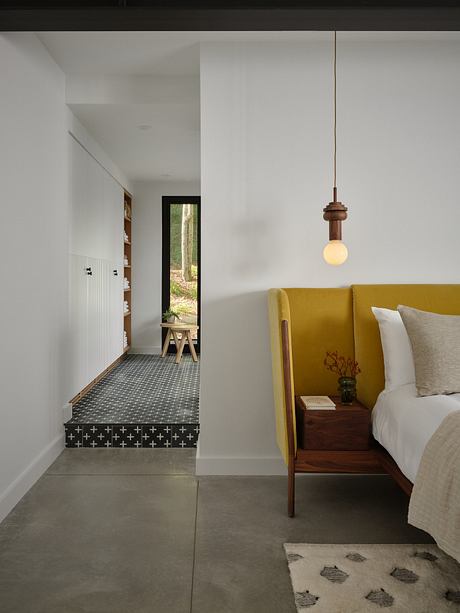 Lakeside Family Retreat Reorients Family Life Toward Lake and Forest - 5