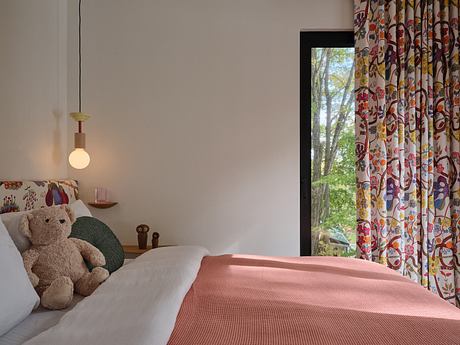 Lakeside Family Retreat Reorients Family Life Toward Lake and Forest - 6