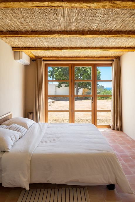 Maison NI: White Volumes and Sea Light Above Marseille’s L’Estaque - 8