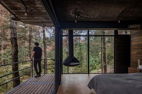 Casa Oruç: A Dramatic Descent From Pines to a Floating Forest Home - 9
