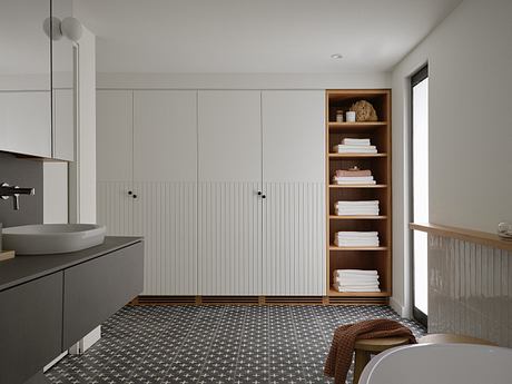 Lakeside Family Retreat Reorients Family Life Toward Lake and Forest - 7