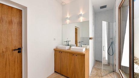 Maison NI: White Volumes and Sea Light Above Marseille’s L’Estaque - 9