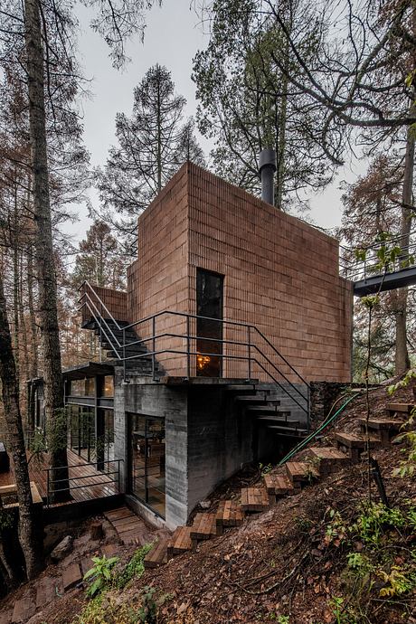 Casa Oruç: A Dramatic Descent From Pines to a Floating Forest Home - 11
