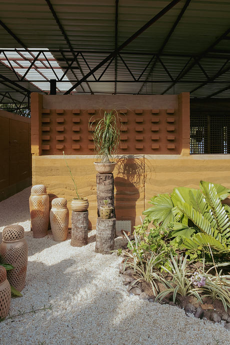 Pavilion Essoa: Double-Curved Roof Cools a Lagoon-Edge Retreat Home - 8