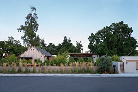 Wood, Water and Stone: Reclaimed Timber Grounds a Courtyard Retreat - 9