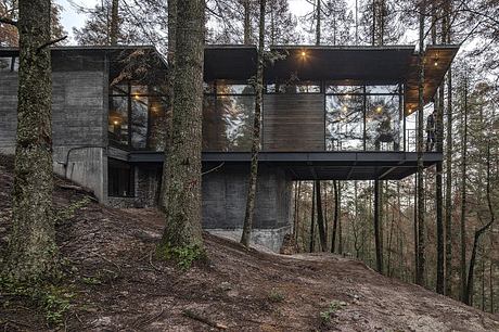 Casa Oruç: A Dramatic Descent From Pines to a Floating Forest Home - 12