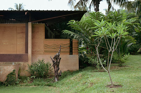 Pavilion Essoa: Double-Curved Roof Cools a Lagoon-Edge Retreat Home - 9