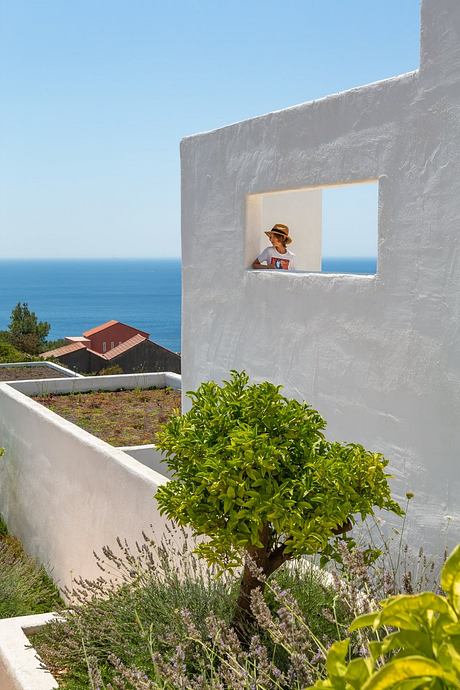 Maison NI: White Volumes and Sea Light Above Marseille’s L’Estaque - 12