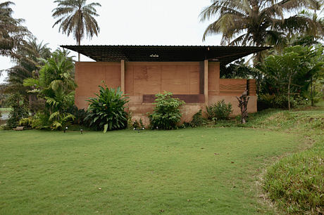 Pavilion Essoa: Double-Curved Roof Cools a Lagoon-Edge Retreat Home - 10