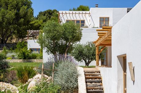 Maison NI: White Volumes and Sea Light Above Marseille’s L’Estaque - 13