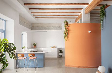 Casa patio casa patio – a Courtyard Home Reborn with Color