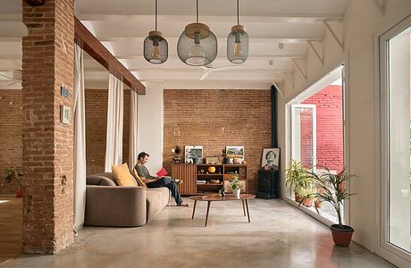 Philosopher’s House: Adaptive Reuse Revives a Valencia Townhouse Home