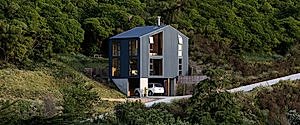 Thornton Hasegawa House: Compact Off-Grid Living