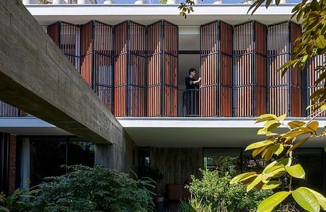 V8 House: Layered Rooms and Gardens Shape Family Life