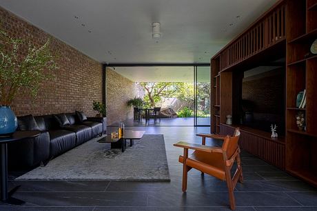 V8 House: Layered Rooms and Gardens Shape Family Life - 1