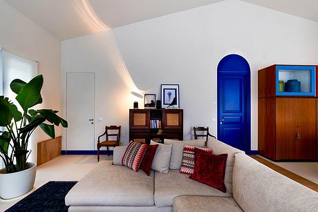 Bollana Residence: Color-Rich Rooms for Relaxed Coastal Living in Italy - 3