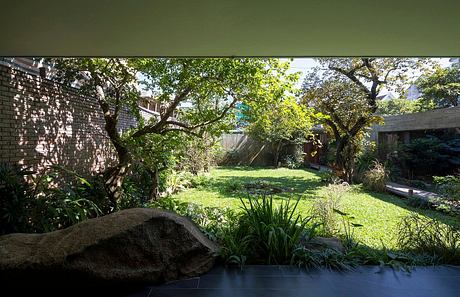 V8 House: Layered Rooms and Gardens Shape Family Life - 5