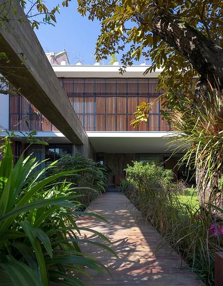 V8 House: Layered Rooms and Gardens Shape Family Life - 6