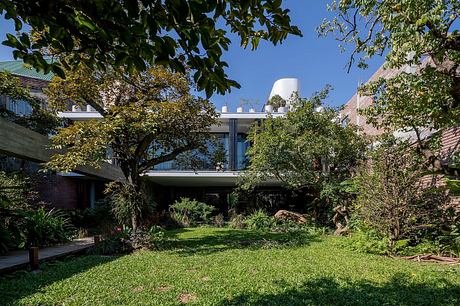 V8 House: Layered Rooms and Gardens Shape Family Life - 7