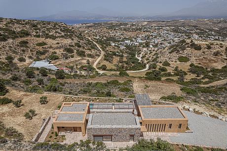 Villa Ousia — Three Volumes Orchestrate Indoor-Outdoor Life by the Sea - 10