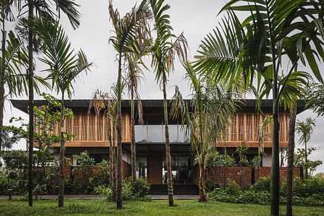 Salt Pan House: A Louvered Retreat Shaped by Sun, Breeze, and Tide - 11