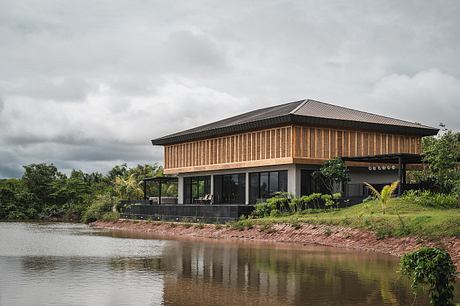 Salt Pan House: A Louvered Retreat Shaped by Sun, Breeze, and Tide - 12