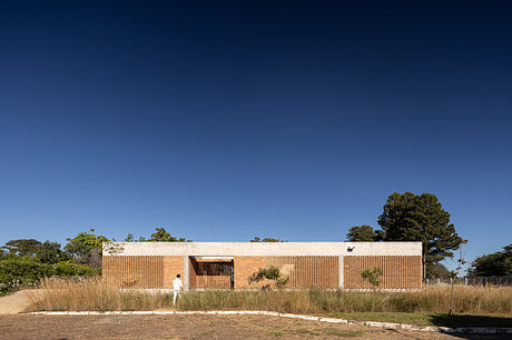 Casa Tupin Frames Courtyard Living Amid Brasília’s Native Landscape - 1