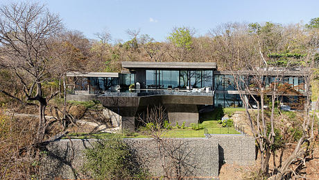 House of Vid and Higurea Captures Pacific Views - 1