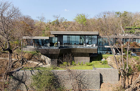 House of Vid and Higurea Captures Pacific Views