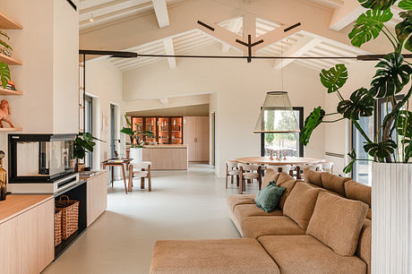 La Marea Channels Colorful Comfort in a Contemporary Tuscan Retreat - 1