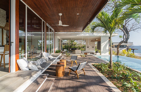 Second Wind House: Ocean Terrace House for Easy Coastal Gatherings