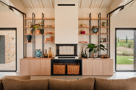 La Marea Channels Colorful Comfort in a Contemporary Tuscan Retreat - 2