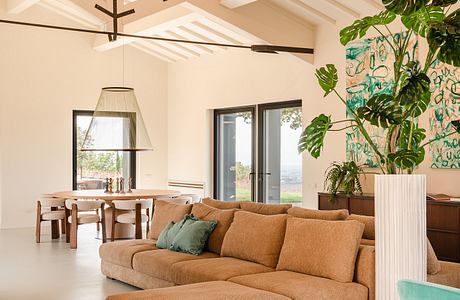 La Marea Channels Colorful Comfort in a Contemporary Tuscan Retreat