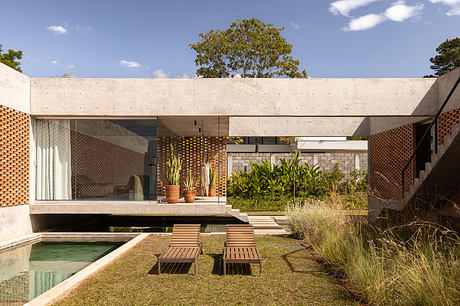 Casa Tupin Frames Courtyard Living Amid Brasília’s Native Landscape - 4