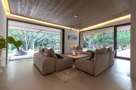 Contemporary Renaissance: Montpellier House Opens To Poolside Living - 4