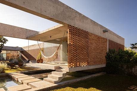 Casa Tupin Frames Courtyard Living Amid Brasília’s Native Landscape - 5