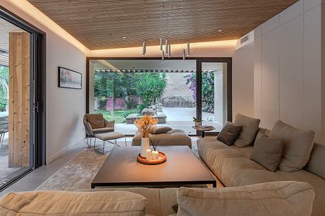 Contemporary Renaissance: Montpellier House Opens To Poolside Living - 5