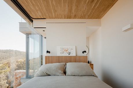 Between Sea and Stone: Tiered Mediterranean House in Sa Riera - 4